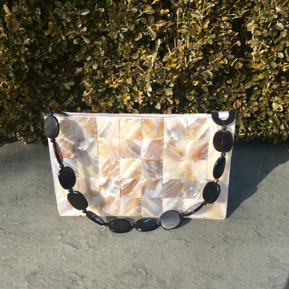 ⬇️$35 Super Sweet Mother of Pearl Shell Bag
